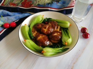 11、香菇油菜,端上桌再来拍个美照，就了无遗憾的进我的肚子里吧！嘻嘻哈哈~