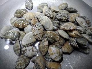 1、韭菜爱上花蛤,花蛤冷水下锅，烧开，贝壳张开就可以了。