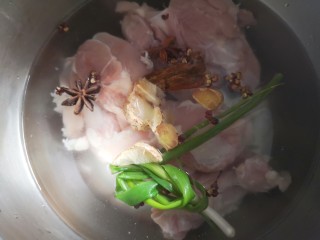 1、麻辣鸡块,鸡腿肉洗干净之后，冷水下锅。加入葱，姜，八角 ，花椒，桂皮。
