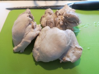 2、麻辣鸡块,煮20分钟，熟了之后捞出放凉。