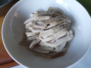 3、麻辣鸡块,切成厚厚的片装盘儿。