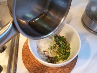 5、麻辣鸡块,淋入加热好的热油。