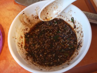 6、麻辣鸡块,放入生抽，醋和一点点糖。