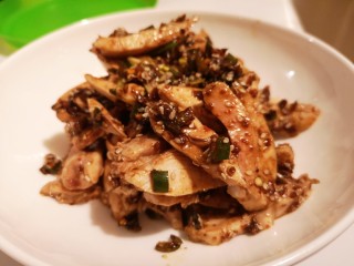 8、麻辣鸡块,把调好的汁儿倒入切好的鸡中，撒撒上葱。