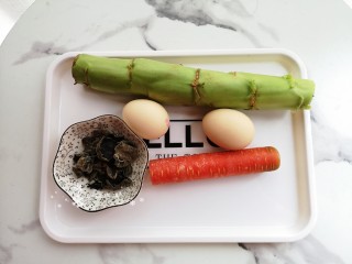 1、莴笋炒鸡蛋,准备食材。