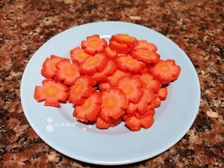 5、莴笋炒鸡蛋,将胡萝卜切片备用。