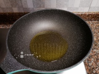 6、莴笋炒鸡蛋,热锅倒油烧至八成热。