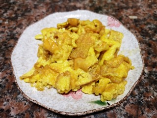 8、莴笋炒鸡蛋,炒好的鸡蛋铲出备用。