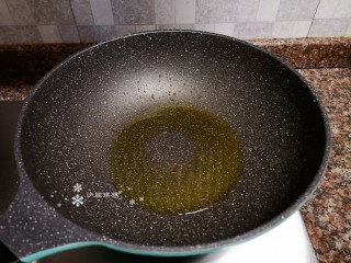 9、莴笋炒鸡蛋,热锅倒油烧至八成热。