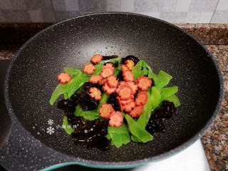 11、莴笋炒鸡蛋,放入胡萝卜翻炒均匀。