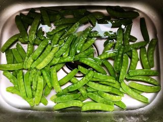 2、百合玉菇荷兰豆,然后清水里浸泡一会儿