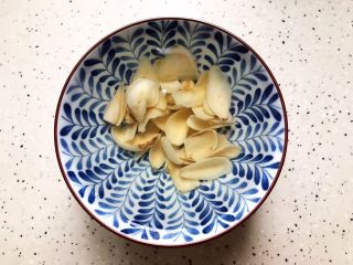 3、百合玉菇荷兰豆,百合干提前浸泡