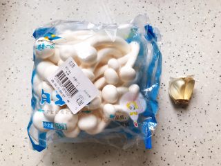 4、百合玉菇荷兰豆,准备好白玉菇和大蒜