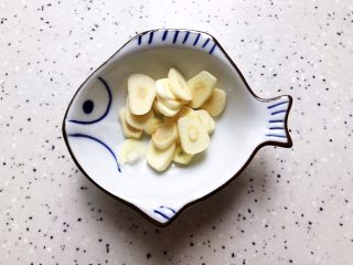 6、百合玉菇荷兰豆,大蒜去皮洗净之后切成片