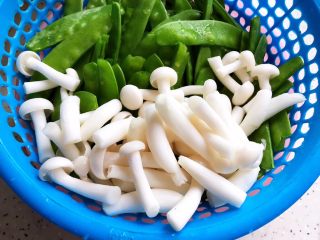 7、百合玉菇荷兰豆,白玉菇洗净之后对半切段