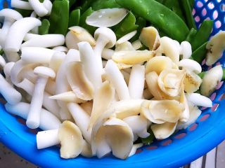 8、百合玉菇荷兰豆,泡好的百合干洗净，全部沥干水分