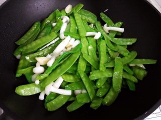 13、百合玉菇荷兰豆,转中大火，翻炒30秒
