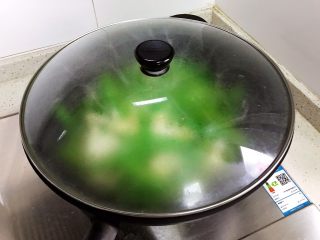 15、百合玉菇荷兰豆,盖上锅盖，小火焖煮2分钟