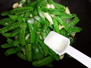17、百合玉菇荷兰豆,加一丢丢细砂糖带出鲜味，翻炒均匀即可