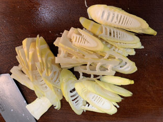 4、春笋炒肉,把春笋切成薄片