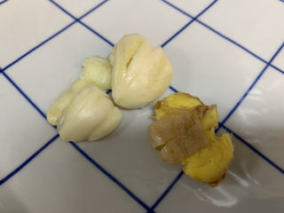 6、春笋炒肉,蒜去皮拍散，姜清洗干净后拍扁