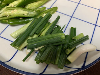 7、春笋炒肉,小葱切段