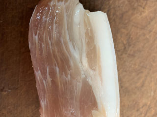 9、春笋炒肉,准备一块肥瘦相间的肉