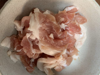 10、春笋炒肉,切成薄片