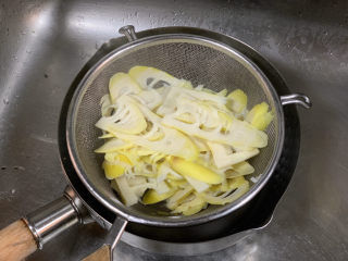 13、春笋炒肉,笋片捞出，沥水备用