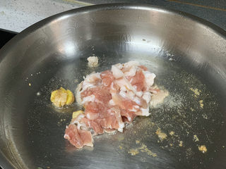 16、春笋炒肉,放入肉片