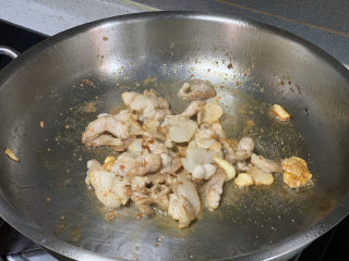 17、春笋炒肉,中火翻炒直肉片略带金黄