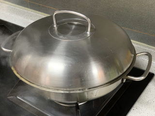 20、春笋炒肉,加少量清水，盖上锅盖焖两分钟，使笋和肉片入味