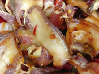 1、胡萝卜炒腊肉,锅中放油，炒香豆瓣酱和干辣椒，再放入腊肉炒出油，装盘备用