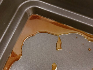 2、胡萝卜炒腊肉,锅中留油