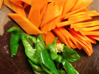 3、胡萝卜炒腊肉,切好的胡萝卜和青椒