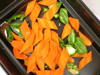 4、胡萝卜炒腊肉,放入锅中