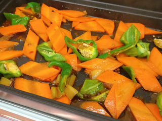 5、胡萝卜炒腊肉,炒至7成熟