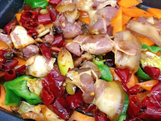 6、胡萝卜炒腊肉,放入腊肉