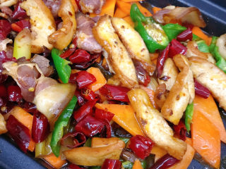 7、胡萝卜炒腊肉,放入香干