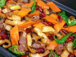 9、胡萝卜炒腊肉,放花椒粉炒入味