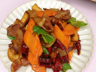 10、胡萝卜炒腊肉,出锅装盘