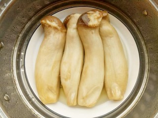 1、凉拌手撕杏鲍菇,杏鲍菇洗净上锅大火蒸15分钟至熟。蒸杏鲍菇的同时将大蒜切末，葱切葱花，小米辣切圈。