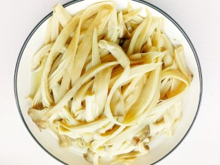2、凉拌手撕杏鲍菇,杏鲍菇手撕成条。