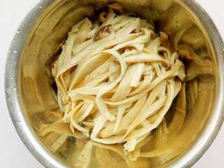 3、凉拌手撕杏鲍菇,放入大盆中。