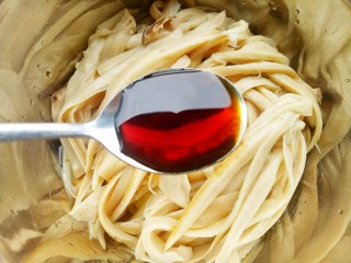 4、凉拌手撕杏鲍菇,加入3勺生抽。