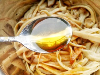 9、凉拌手撕杏鲍菇,一勺香油。