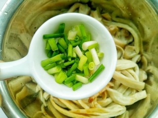 10、凉拌手撕杏鲍菇,一勺葱花。