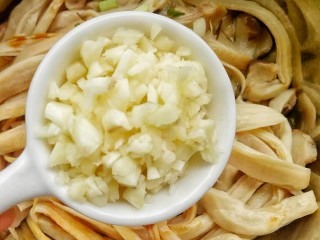 11、凉拌手撕杏鲍菇,一勺蒜末。