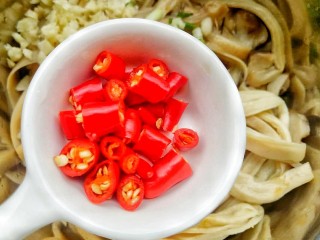 12、凉拌手撕杏鲍菇,一勺小米辣。