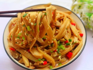 13、凉拌手撕杏鲍菇,拌匀开吃。